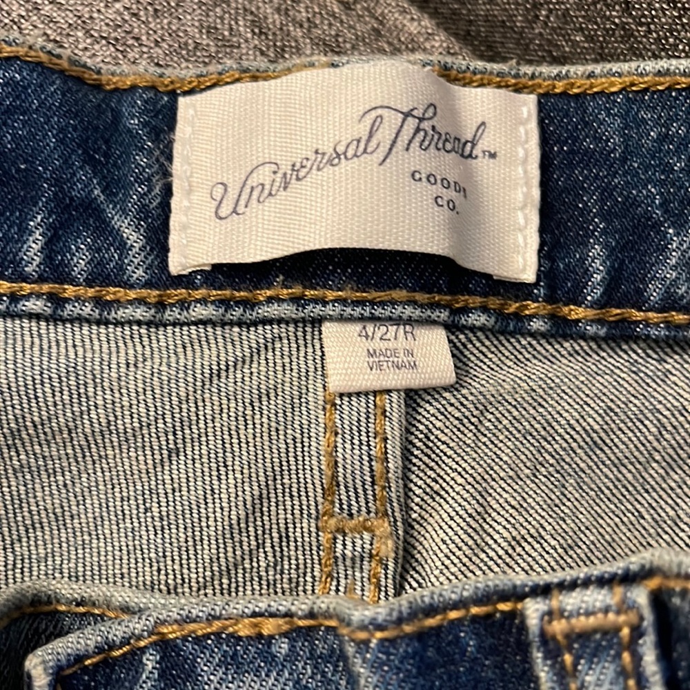 Universal Thread - Picture 1 of 4
